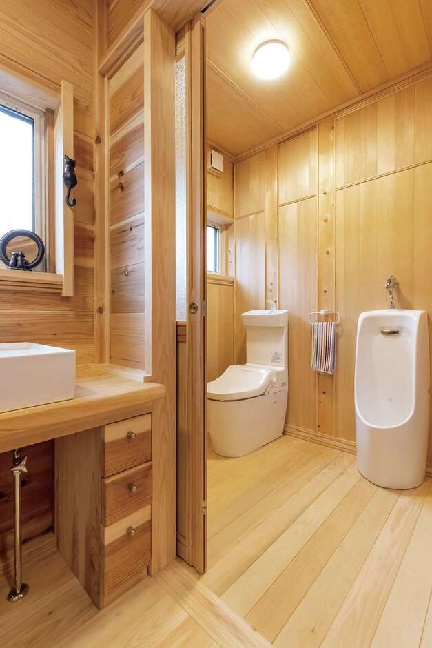 玄関ホールに手洗い場とトイレがあり、帰宅後の動線もスムーズ