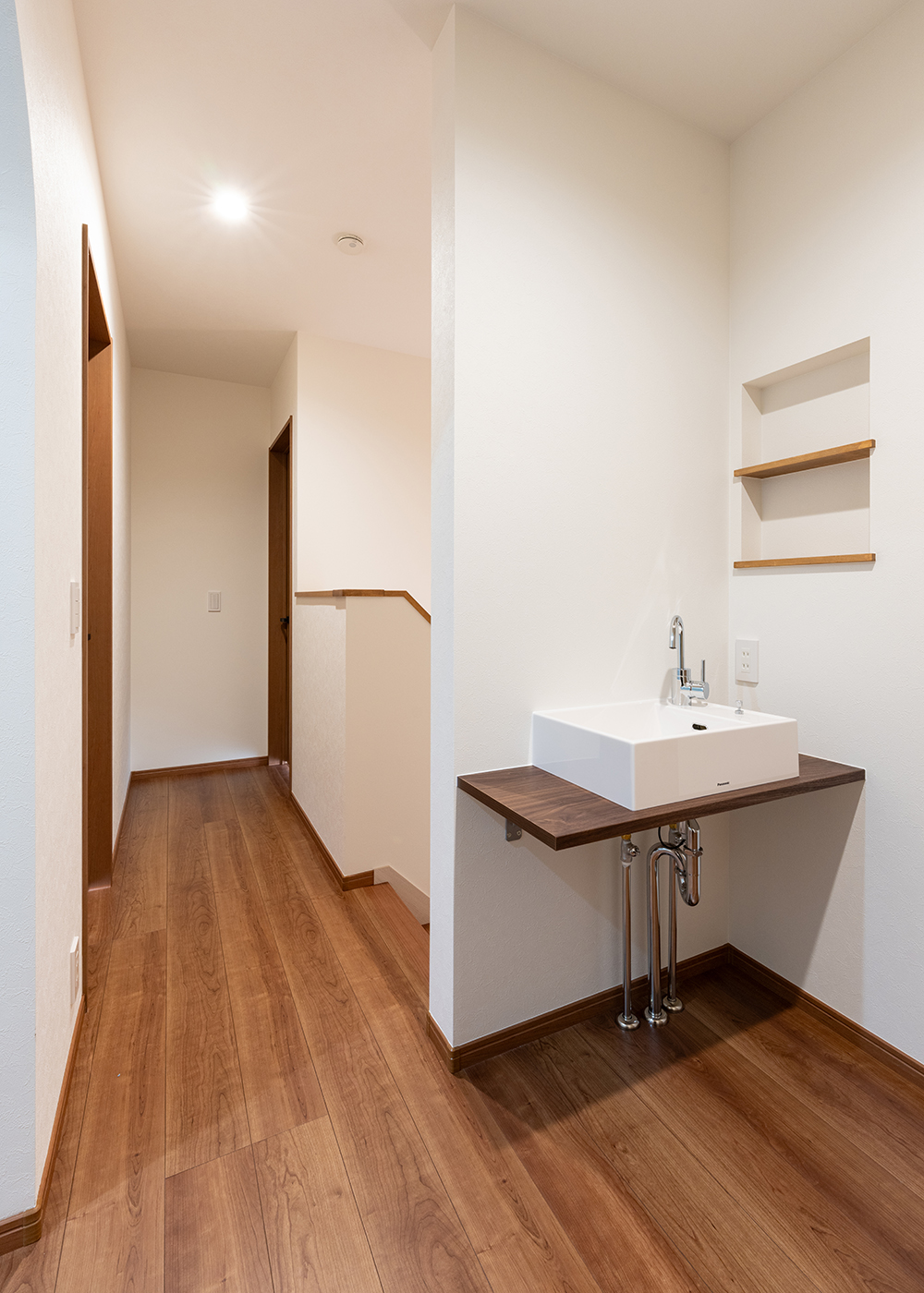 丸宗建設【デザイン住宅、収納力、間取り】2階ホールのデッドスペースに設置した造作の洗面台。壁のニッチも重宝している