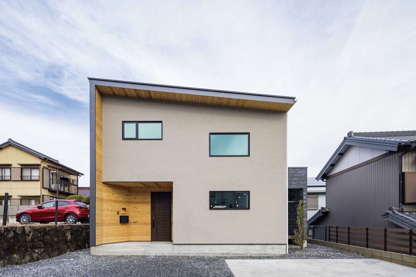Gate air house/阿部住宅【デザイン住宅、省エネ、間取り】アースカラーの塗り壁とレッドシダーが調和した落ち着いた雰囲気の外観。ウッドデッキ部分にスターバックスの外壁にも使われている「SOLID」を採用し、アクセントをつけた