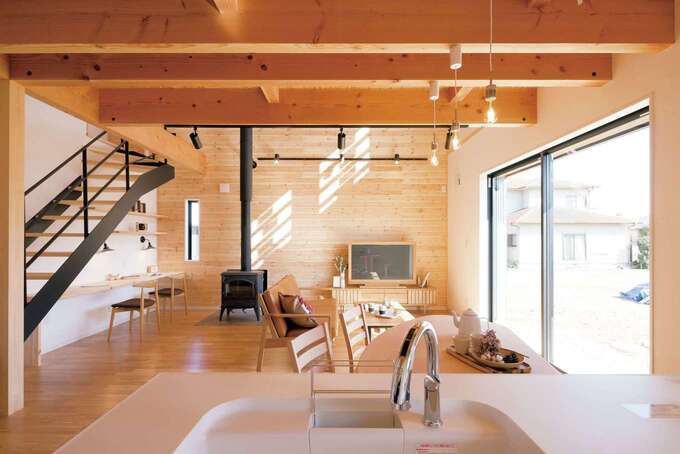 アイランドキッチンに立つと、LDKはもちろん庭の外まで一望できる。キッチンの周りに回遊性のある動線を確保し、家事もラクラク。家族皆で調理を楽しむことも