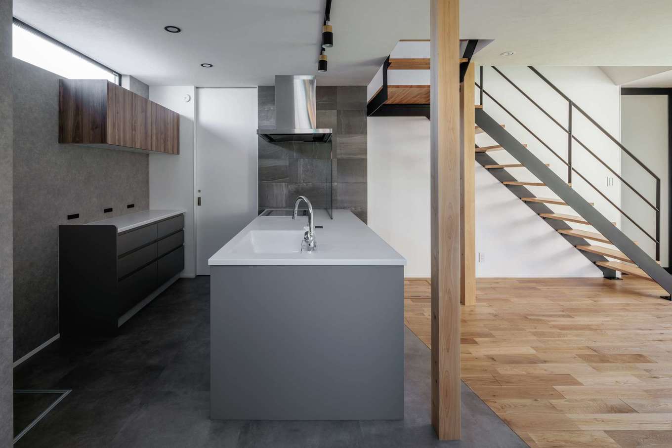 tact design firm【デザイン住宅、子育て、間取り】特注のキッチンはBOSCHの食洗機付き。水回りへのアクセスもスムーズ