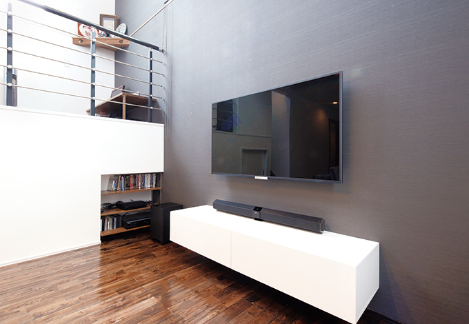 スキップフロアから見える家族団欒の景色は極上の癒しになる。外から見えるルイスポールセンの照明は、ここまで計算し尽くされた久保デザインの真骨頂