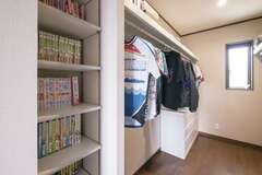 2階の収納には漫画専用棚を設置