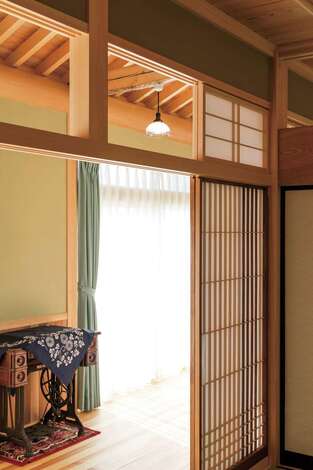 欄間から広縁の磨き丸太が顔をのぞかせる。欄間の障子は楽に開閉できるよう、お母さまの手が届く高さに設定