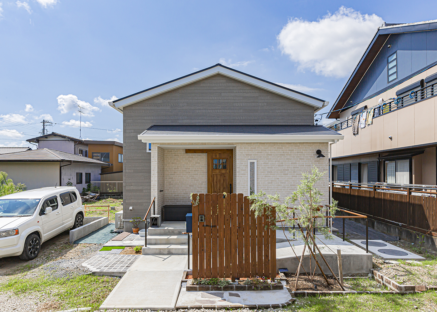 cozy house（小塚建設）【二世帯住宅、間取り、平屋】ツートンカラーでシックにまとめた外観。外構はご主人がDIYで仕上げている。スロープは傾斜を緩やかにする配慮が