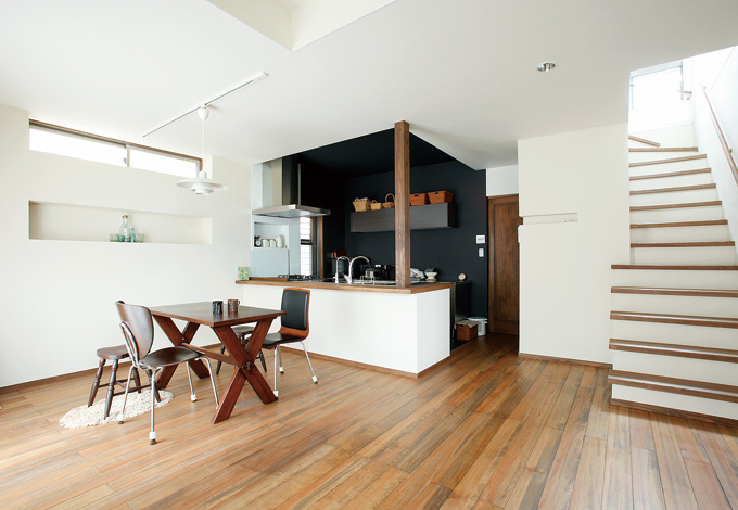 2階からも広さと明るさが運ばれる。動線に配慮して水まわりは北側にまとめた