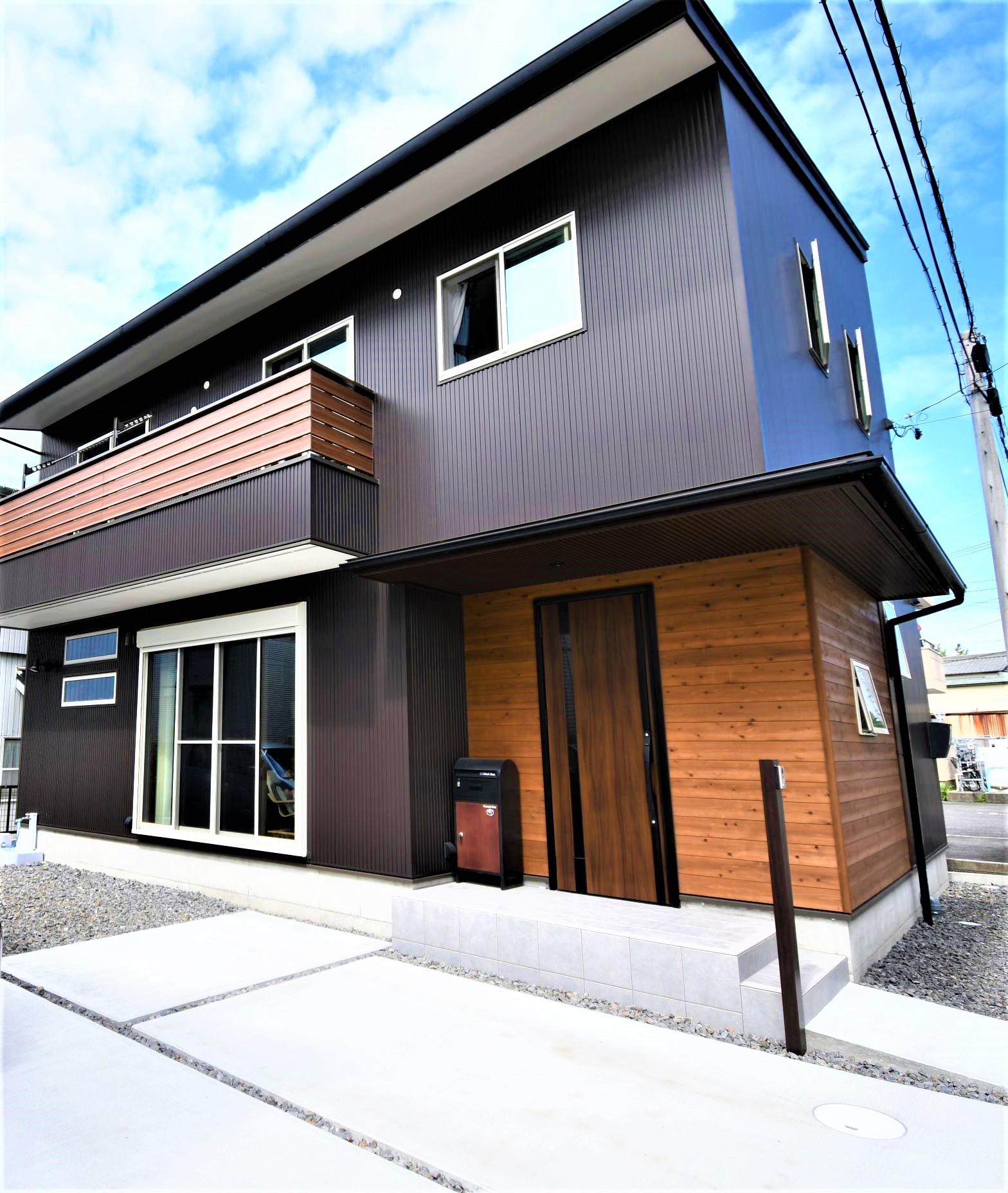 丸七建設興業【デザイン住宅、間取り、インテリア】木目のアクセントが効いた存在感のある外観
