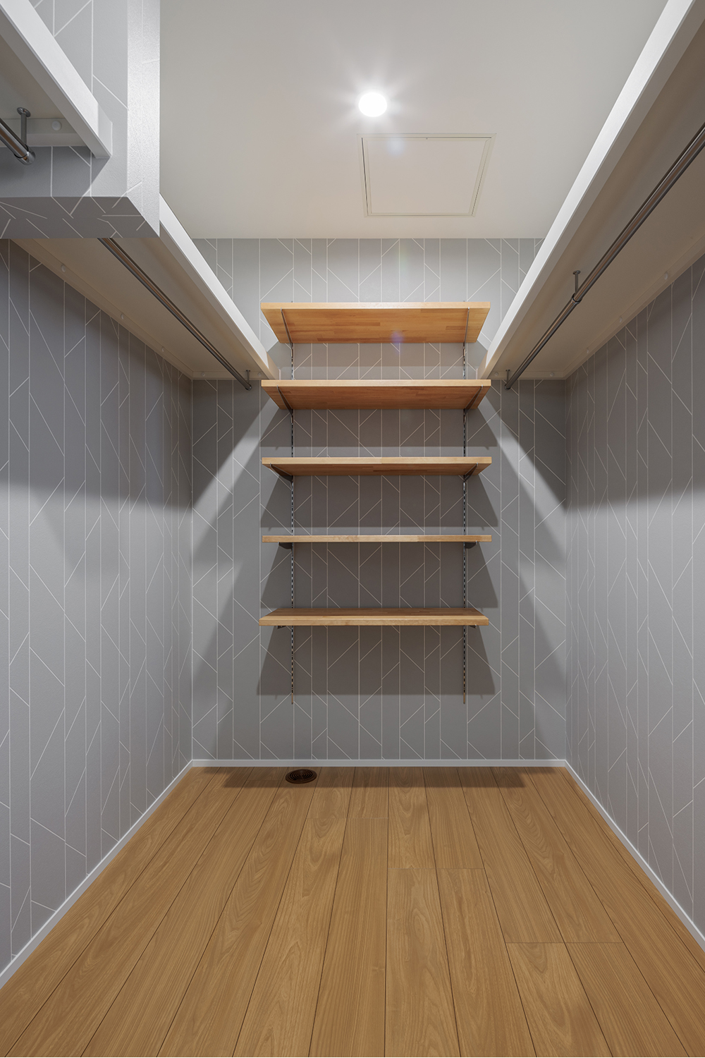 tact design firm【デザイン住宅、子育て、間取り】収納力抜群のウォークインクローゼット。ハンガーパイプと棚が設置されており、衣類や小物をすっきりと収納できる