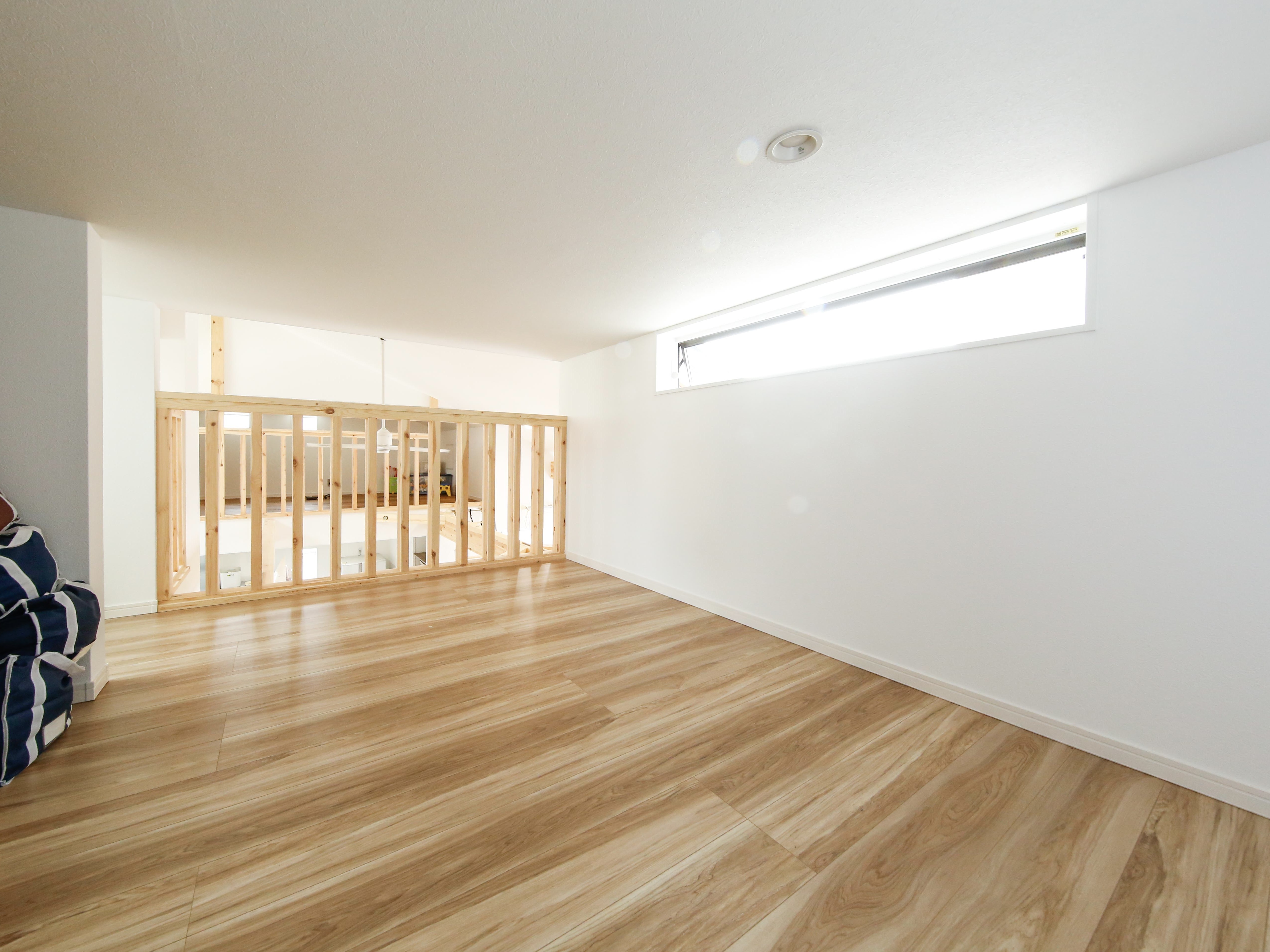 エスホーム｜明るい木目が心地良いロフトスペース。天井が低くても、光を取り入れる窓が配置されており、開放感がある。収納や趣味のスペースとして活用できる。