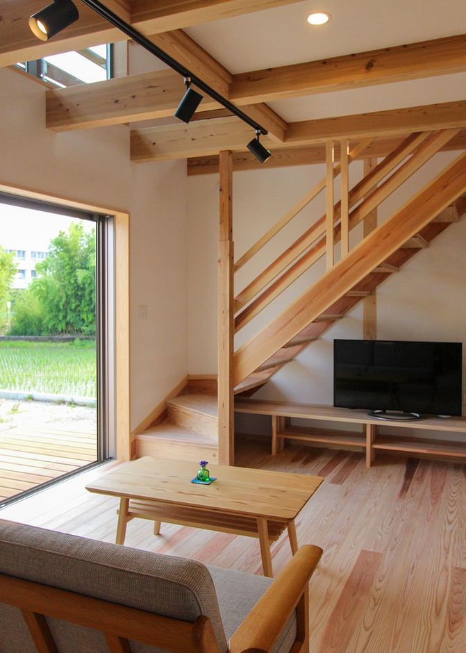 家族とコミュニケーションをとれるリビング階段。階段は『アクトホーム』の造作