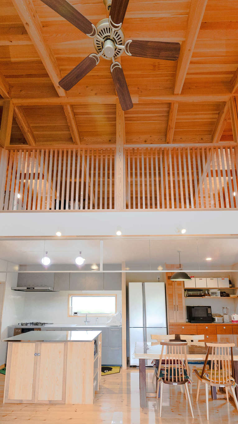 瀧口建設【和風、自然素材、平屋】リビングは吹き抜けを通してロフトと一体化。赤松無垢板の勾配天井やロフトの手すり格子さえ、デザインの一部として楽しめる