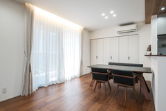 落ち着いた雰囲気のダイニングエリア。家族や友人と過ごす食事の時間を楽しむためのシンプルでスタイリッシュな空間。