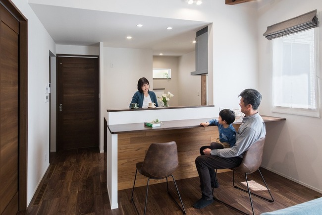 小幡建設【夫婦で暮らす、間取り、平屋】普段は夫婦二人でキッチンカウンターで食事をとる。前はダイニングでテレビを見ながら食事をしていたが、今は二人で会話を楽しむ貴重な時間