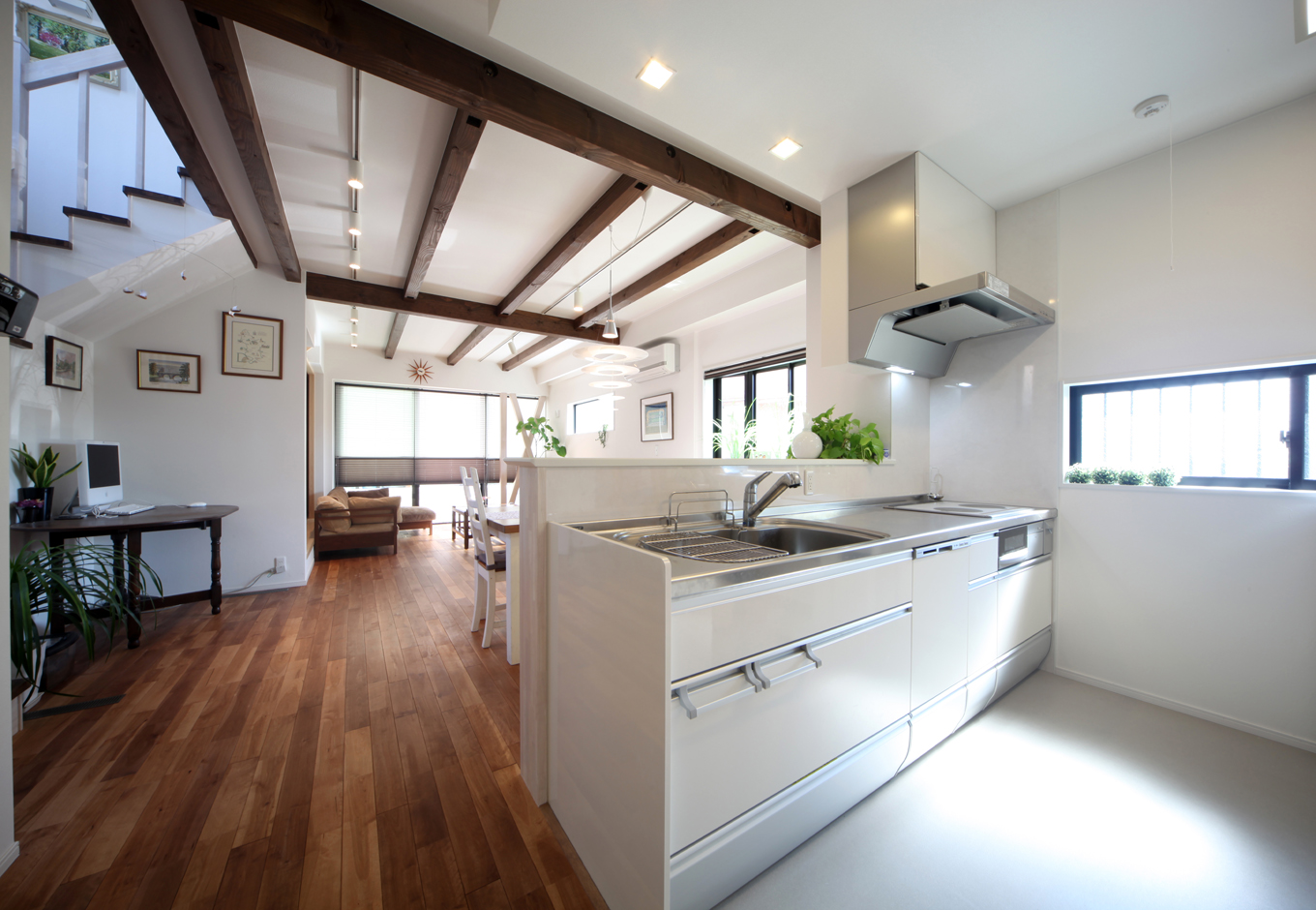 ソーラーホーム/OMソーラーの家【デザイン住宅、子育て、省エネ】清潔感のあるキッチンは奥さまの一番のこだわりポイント。ご家族がどこにいても様子を見渡せるフルオープンな空間を実現した
