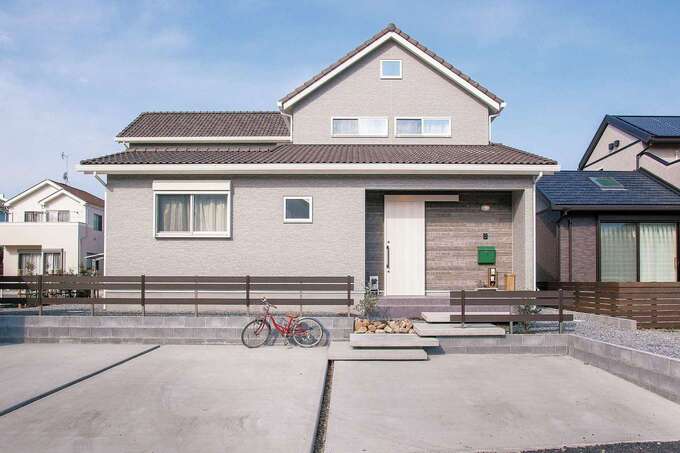 汚れが目立たないことを希望。通り側はあえて開口部を減らしている。外構も同社に依頼