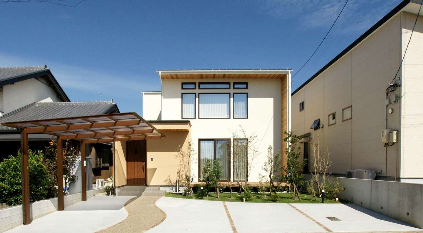 RIKYU 一級建築士事務所【デザイン住宅、間取り、建築家】深い軒と袖壁で直射日光を遮りつつ、デザイン性も豊かな外観。窓のラインも美しく配置され、建築家ならではの設計力が光る。リビングから見える庭の植栽に心が安らぐ