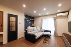 北欧と和モダンが融合したジャパンディスタイルのLDK。南面の掃き出し窓からたっぷりの光と風を招き入れ、快適に暮らすことができる。太陽光発電を搭載し、光熱費が毎月黒字という省エネ健康住宅を実現した