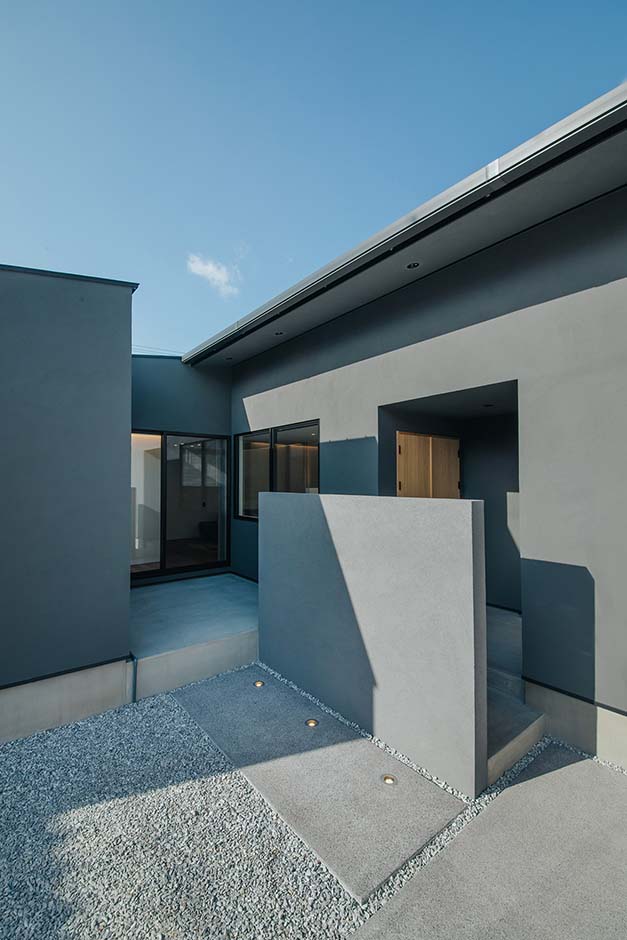 平屋建築ブルーハウス【デザイン住宅、建築家、平屋】正面から見えない位置にモルタルデッキを設置。プライバシー性も考えられている