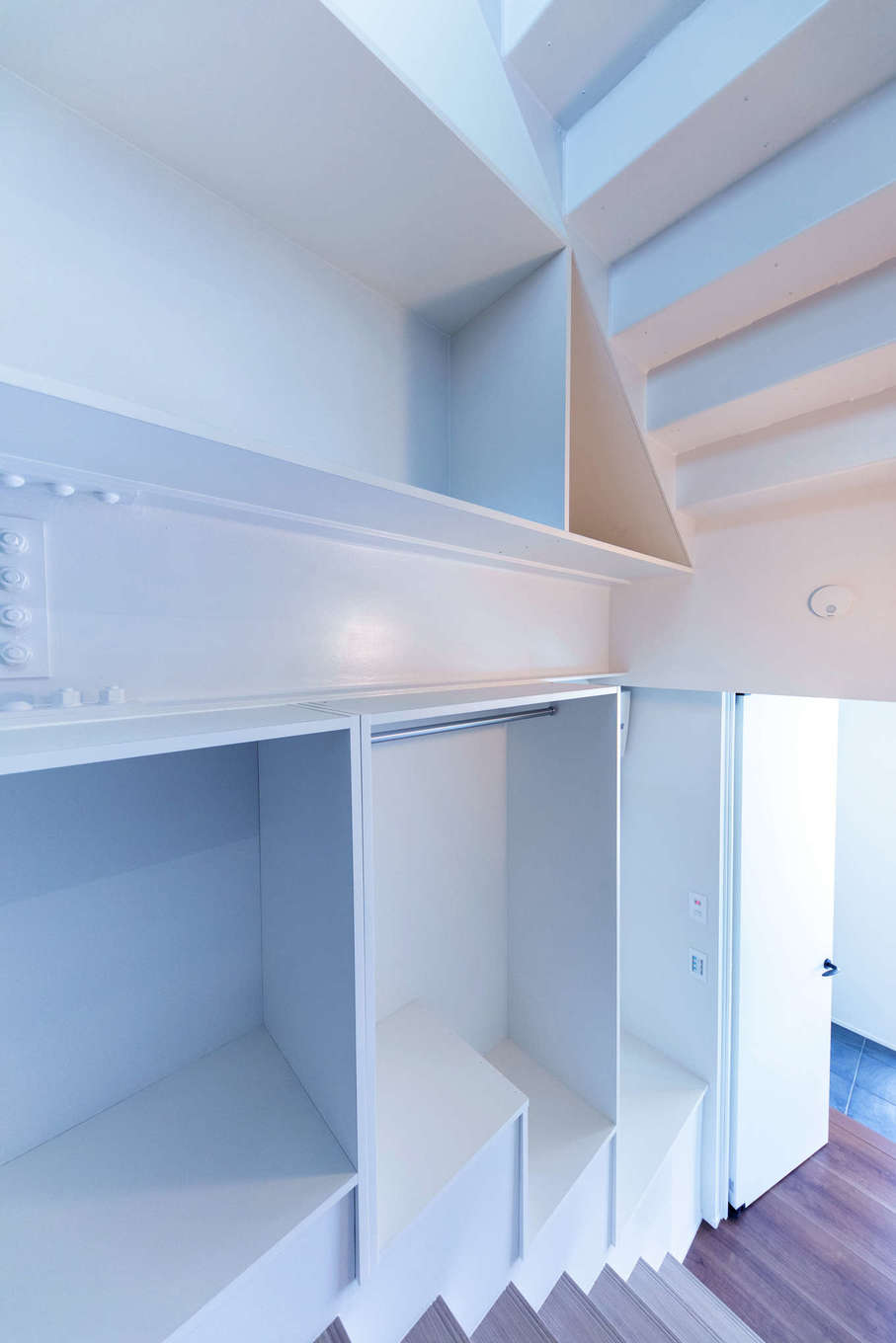 建築システム（狭小住宅専門店）【静岡市駿河区東新田3-2-27・モデルハウス】鉄骨の梁を現しにしている階段は、日常の動線をエレベーターにすることで、まるごと収納スペースに活用。デッドスペースのない、空間のフル活用術