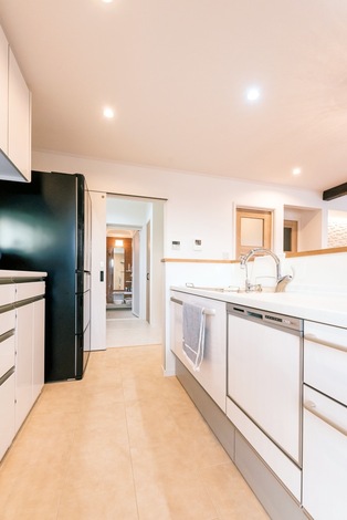 キッチンから浴室まで一直線に繋ぐ、使いやすい水回りの動線。洗面所には廊下からも出入りできる