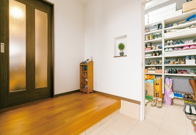玄関には大きな シューズインクローゼットを。日常の出入りにも便利