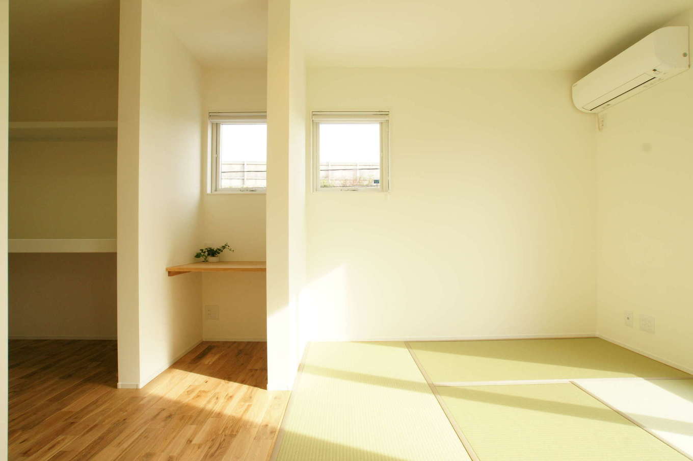 RIKYU 一級建築士事務所【趣味、間取り、建築家】ベッドではなく布団で寝る生活スタイルを考慮して、2階の主寝室は和室に。ウォークインクローゼットとの間にPCカウンターを造作した