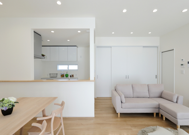 南向きのリビングとオープンキッチンが印象的なLDK。ナチュラルな色味でまとめた室内に大きな窓から光が差し込み、さらに優しく温かな印象に。天井の高低差により、空間のメリハリを出した