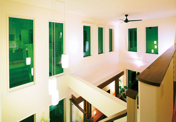 美しくラインがそろった吹抜けの窓。リビング、和室、キッチンから見える七色の景色に癒される