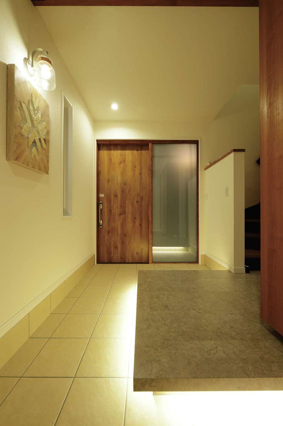 Yamaguchi Design 【デザイン住宅、省エネ、インテリア】玄関ホールを「コ」の字型に取り囲むように土間を設け、シューズクロークも確保