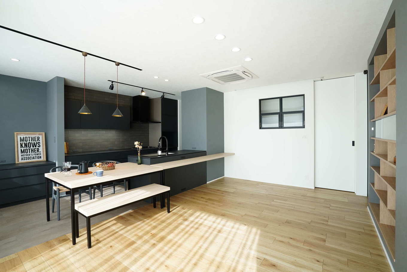 アールスタジオ【デザイン住宅、平屋、インテリア】玄関の明かり取り用に内窓を設けた