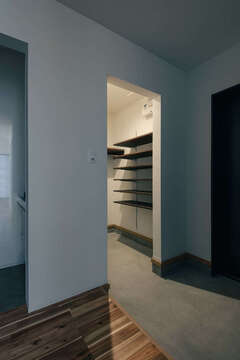 玄関の横には土間収納を備えて空間をスッキリと。玄関ホールから洗面へのアクセスもスムーズ