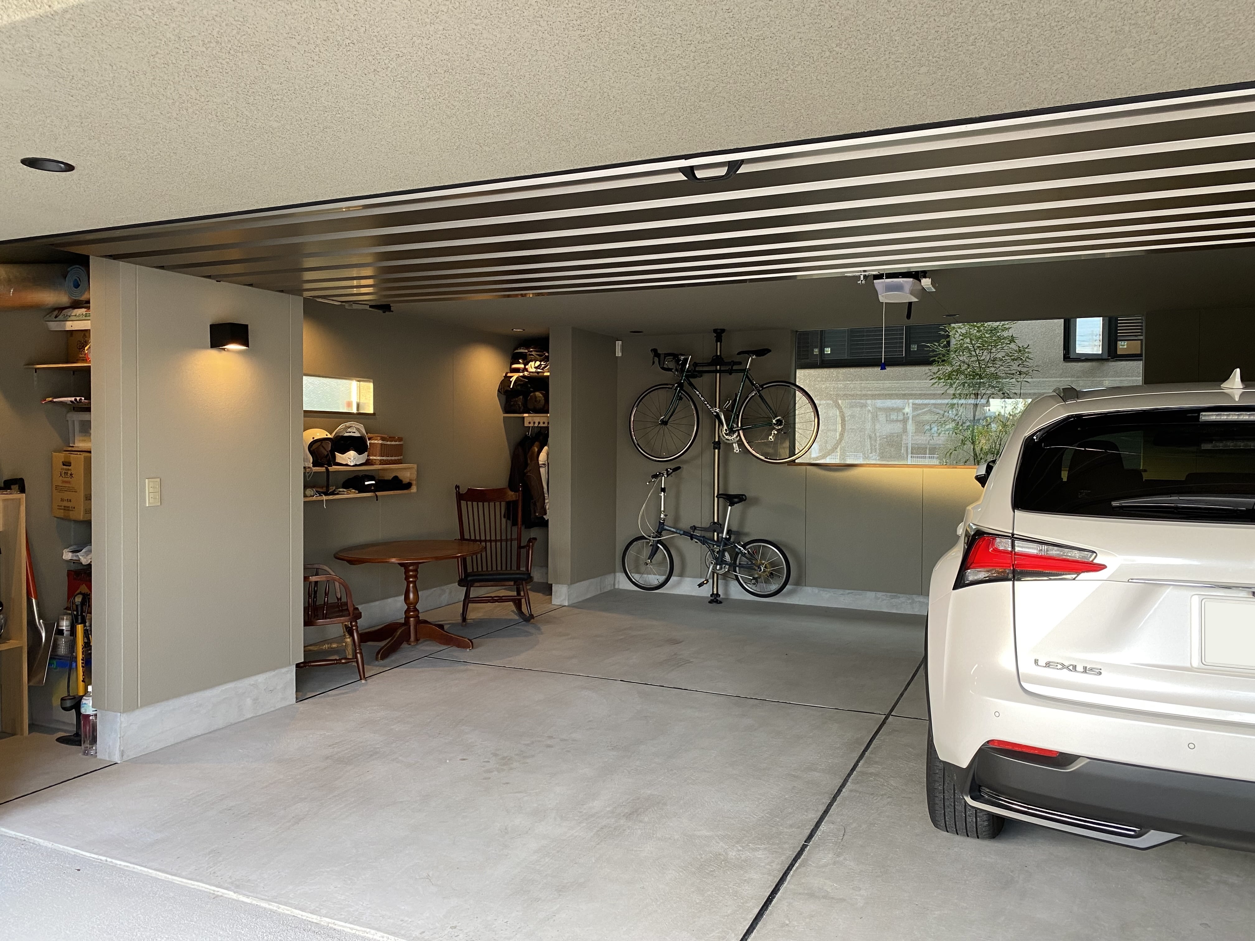 安田住宅｜安田建築設計室｜車や自転車を収納する広々としたインナーガレージ。作業スペースも確保され、趣味やメンテナンスが快適に行える設計となっている。