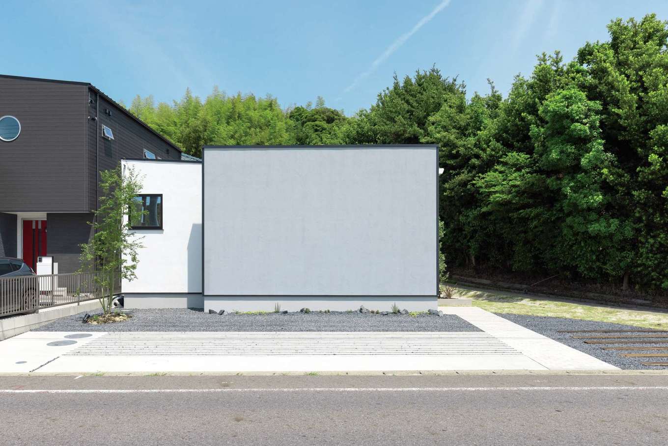 水野工務店【間取り、建築家、平屋】屋根はガルバリウム鋼板、壁は漆喰仕上げ。通りに面した側には大きな窓がなく、プライベートな暮らしを満喫できる