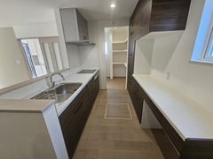 モダンで広々としたキッチン。収納スペースも豊富で機能的なデザインが特徴的である。