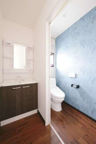 洗面・トイレ・浴室は玄関に入ってすぐの場所に設けてあるので、家に帰ったらすぐ手洗い・うがいの習慣が身に付きやすそう！