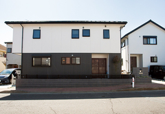 1つの敷地に2棟を建て、余った土地を売却して、お母さま世帯の建築資金に運用した。こんな不動産のトータルプランニングも『サイエンスホーム』の得意とするところ