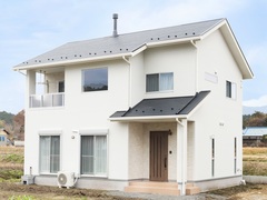 田舎の自然と共に暮らすシンプルな二階建て住宅