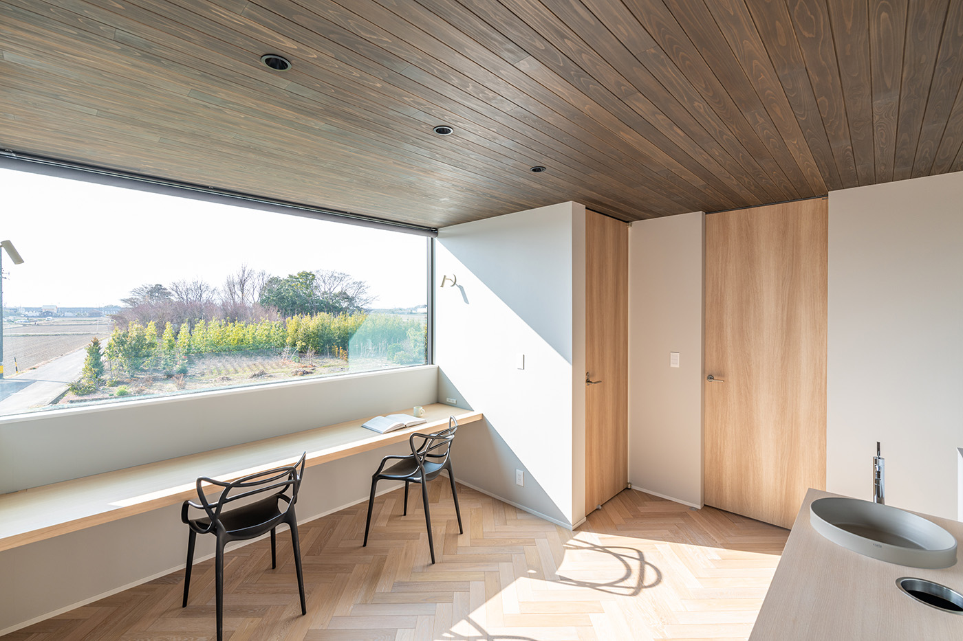la CASA（ラ・カーサ）【デザイン住宅、建築家、インテリア】2階のスタディースペースは集中して勉強や仕事をしたいときにぴったり。ワイドなピクチャーウインドウからは西側に抜けた田園風景を楽しむことができる