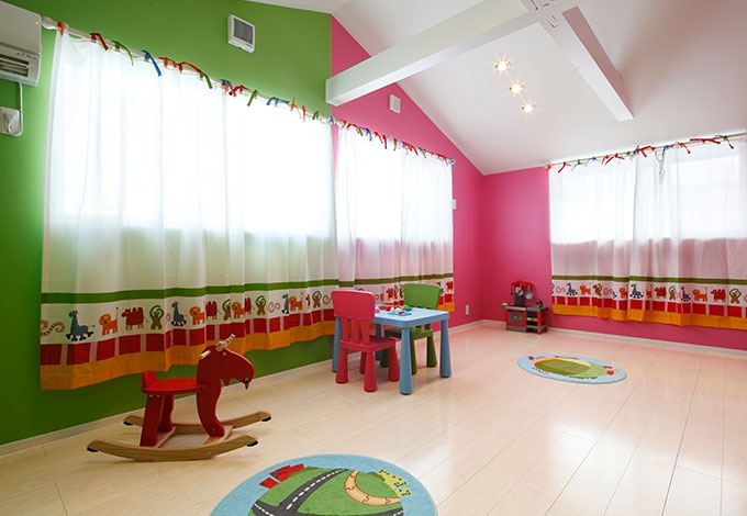 甲静ハウジング【静岡市清水区長崎277-2・モデルハウス】海外の屋根裏部屋の子供室をイメージし、カラーペイントでワクワクするような空間コーディネート