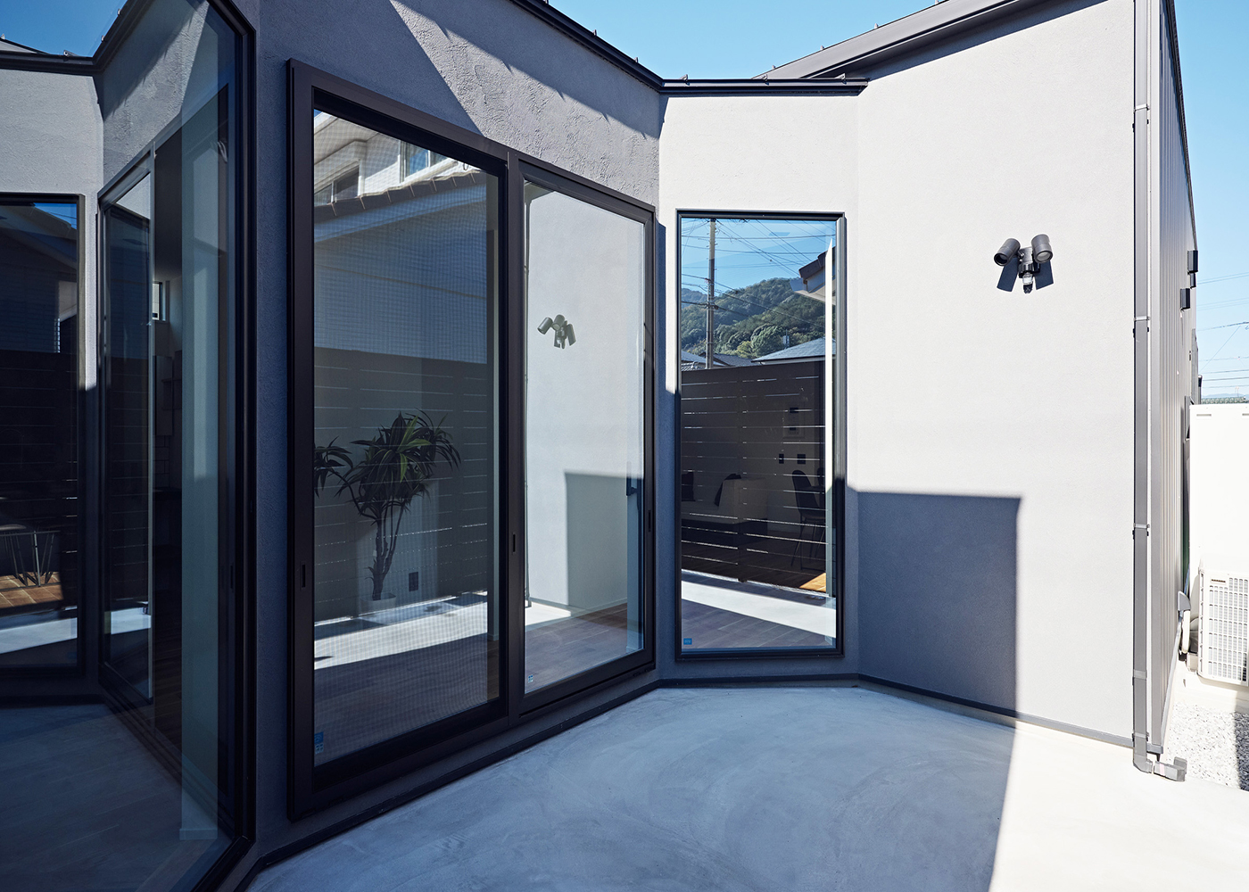 平屋建築ブルーハウス【和風、建築家、平屋】玄関ポーチに繋がる八角形のモルタルデッキ