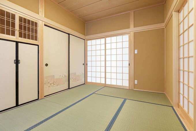 仏間と客間を兼ねた和室の一角には、出窓のように張り出した付書院があり、柔らかな光が注がれる