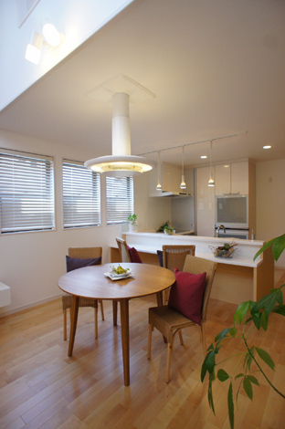小野田産業～designers house project～【デザイン住宅、収納力、スキップフロア】吹き抜けからそそぐ柔らかい光がリビングを明るく照らす。ダイニングには料理好きな奥様のために換気扇機能付きの照明を選んだ