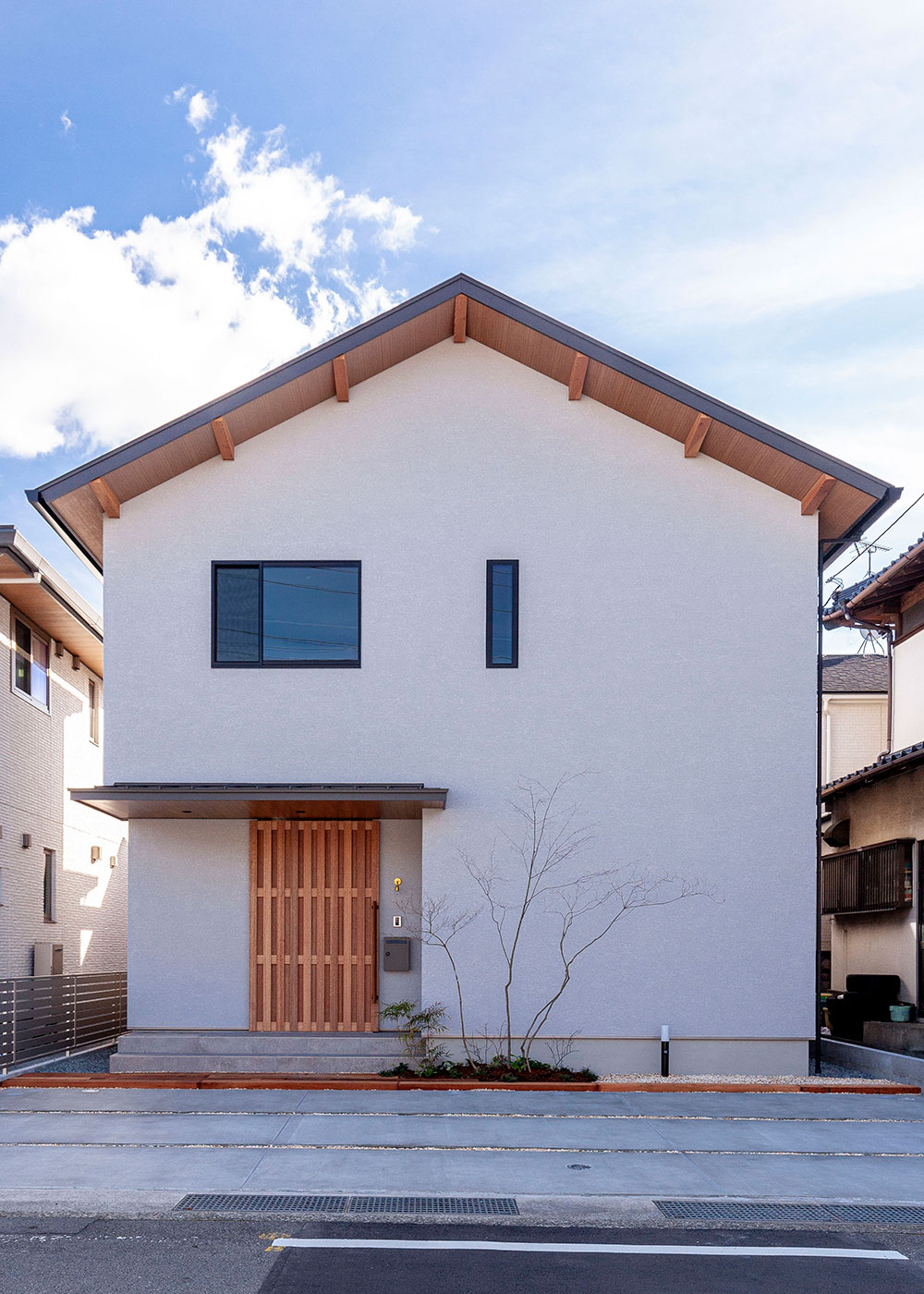 平成建設【デザイン住宅、子育て、間取り】バランスの良い5寸勾配の切妻屋根に、現しにした母屋（もや）をアクセントにした外観