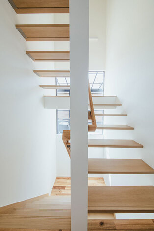 階段はスケルトン形式にして、こちらも大きな窓を設けることで光の動線と開放感を確保。1階の親世帯とも階段でつながっているため、お互いの息遣いがほどよく感じられる