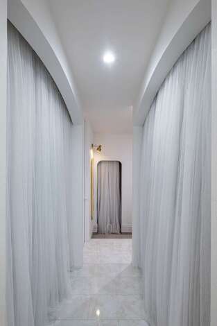 クローゼットは動線上に配置。重くならないようRの垂れ壁＆カーテンに