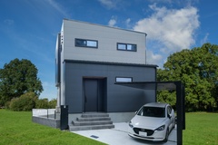 デザイン性と機能性を兼ね備えた、吹き抜けのある2階建てのお家