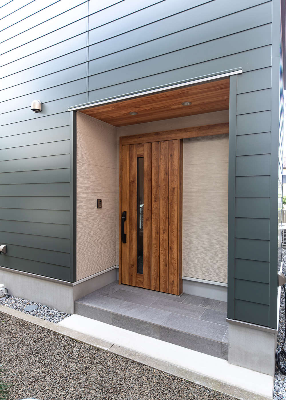 櫻 工務店【自然素材、狭小住宅、間取り】行き来しやすいよう母屋のすぐ裏に玄関を