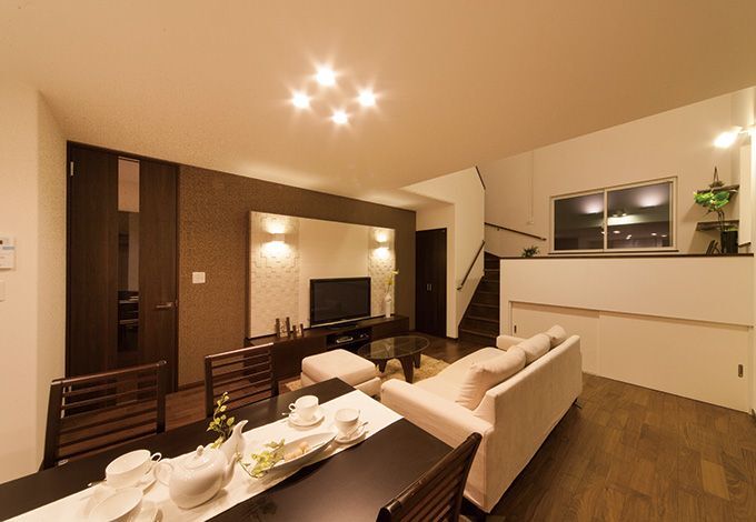 リゾートのコテージを思わすリビング。テレビステーションまわりには、デザインの異なる2種類の調湿タイルを用いた