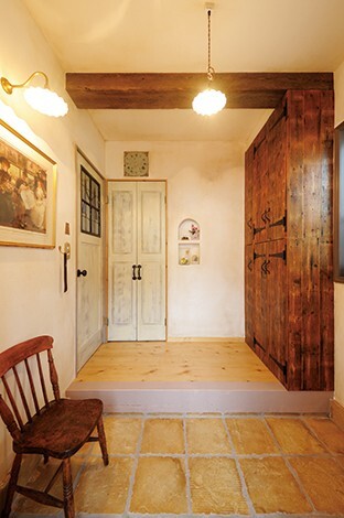 玄関には古いイギリス製タイルを敷き、靴箱にも古材をアレンジ　