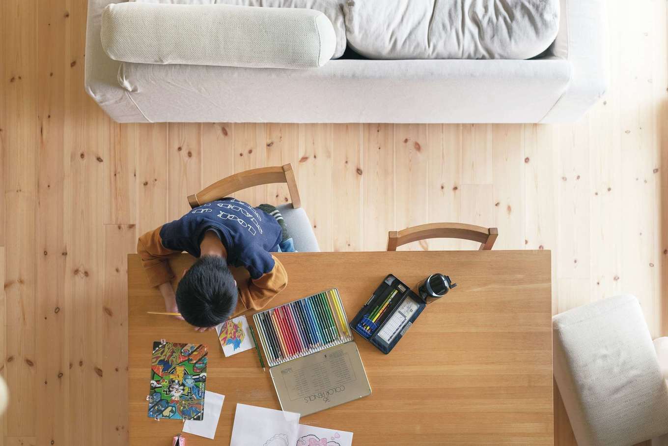 Casa（カーサ）【デザイン住宅、子育て、趣味】家中が子どもたちの遊び場になるK邸。その中でも、特に重要なのがダイニングテーブルだ。子どもたちは2人ともお絵かきが大好きで、作品を作っては、キッチン横の壁に作った鉄板ボードにペタペタ。